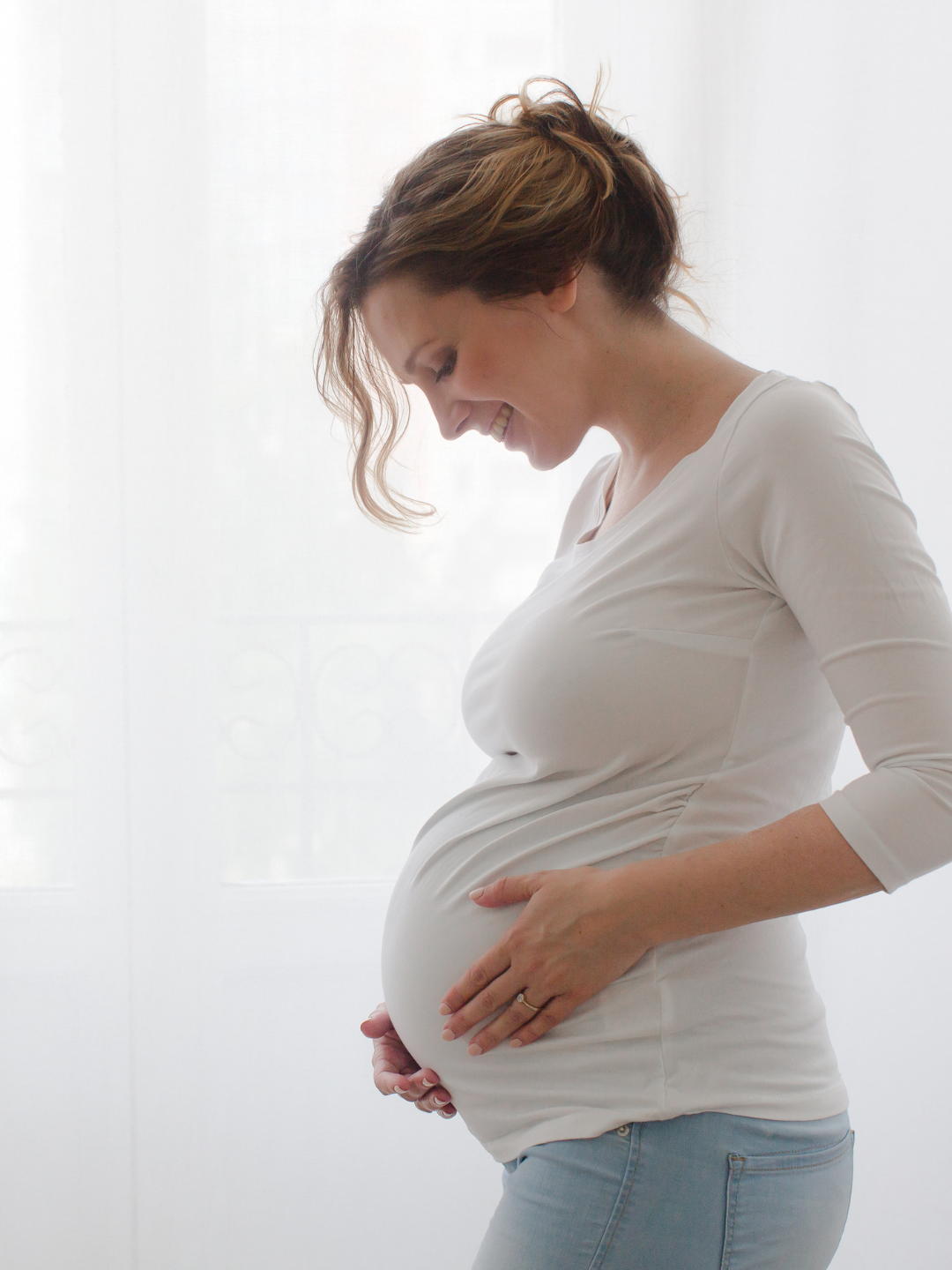 Mamá y bebé tranquilos en casa