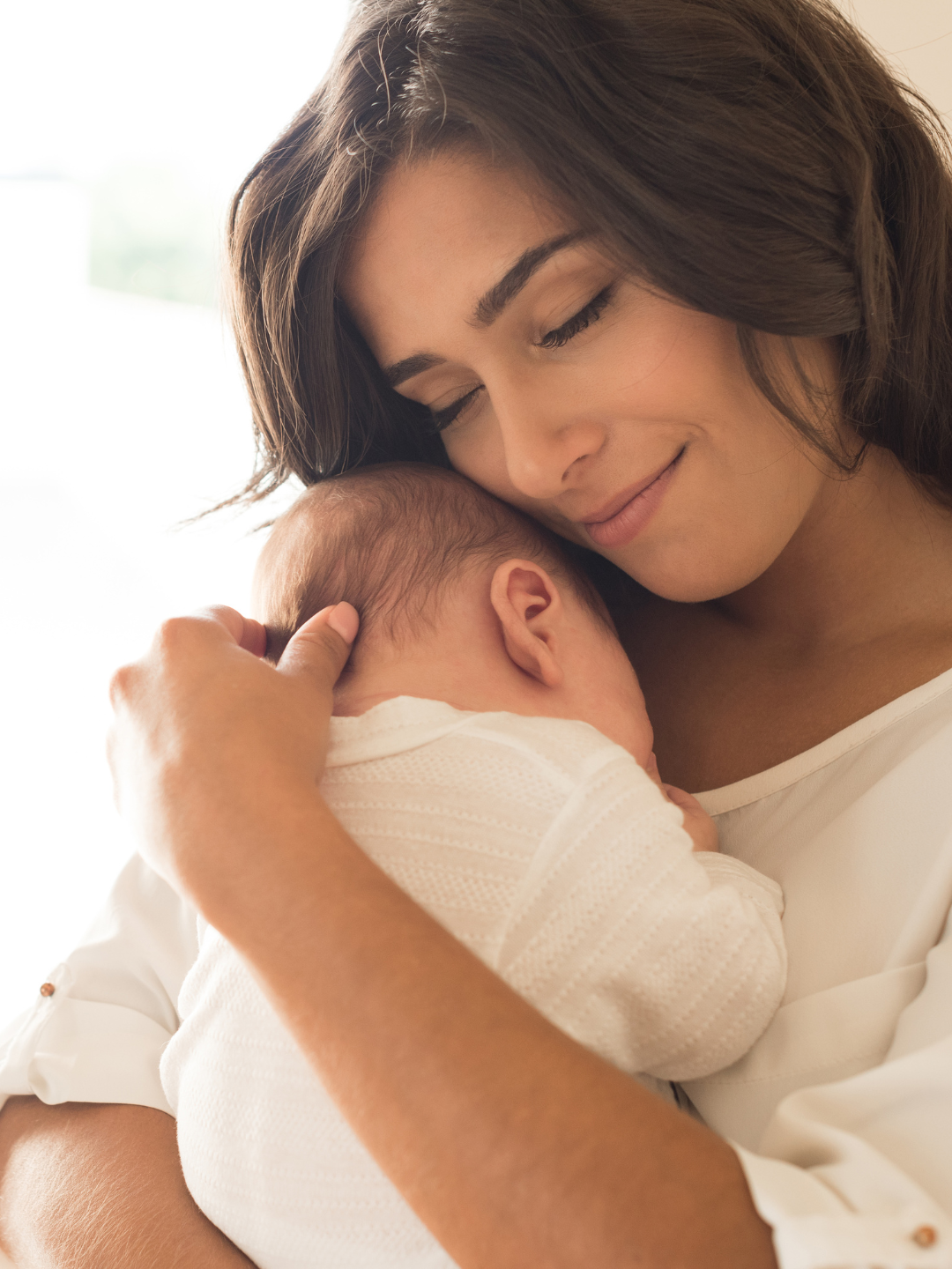 Mamá tranquila con su bebé tras recuperar su licencia de maternidad